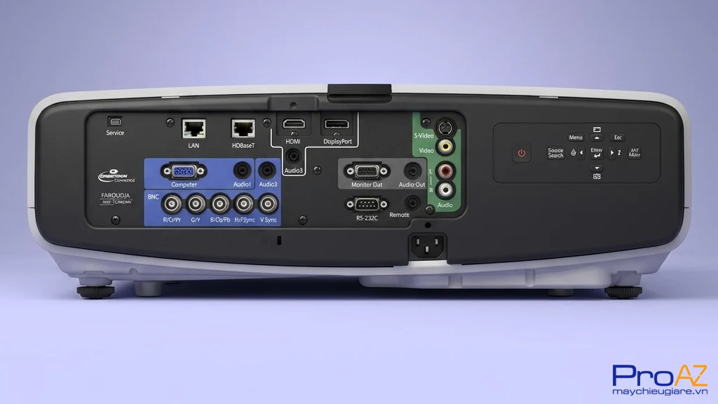 Epson EB-G6270W tích hợp đa dạng các cổng HDBaseT, DisplayPort và HDMI, cho phép truyền tải tín hiệu hình ảnh độ nét cao ổn định từ nhiều nguồn phát kỹ thuật số khác nhau.