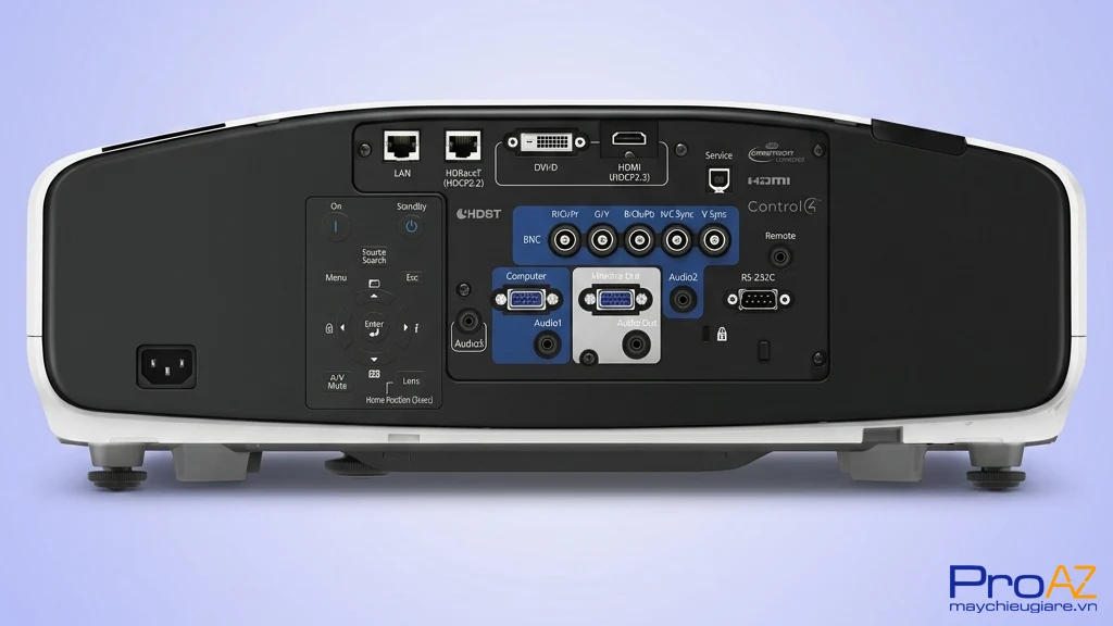 Epson EB-G7000W trang bị các cổng HDMI chuẩn HDCP 2.2, HDBaseT và DVI, đảm bảo truyền tải tín hiệu hình ảnh độ phân giải cao một cách ổn định cho hội trường lớn.
