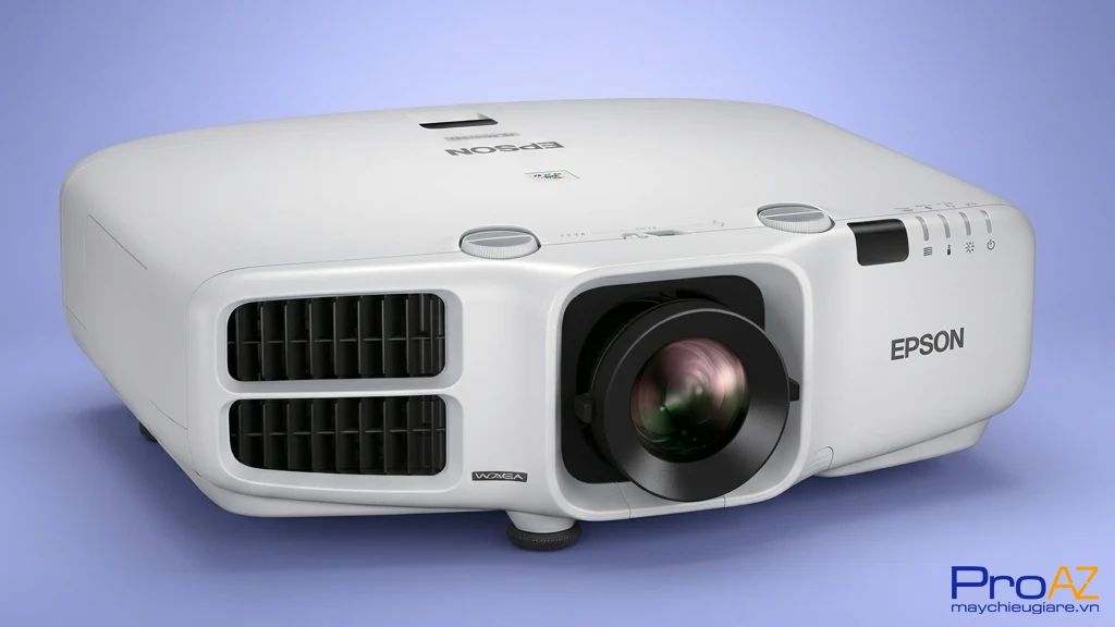 Epson EB-G6270W được thiết kế chuyên dụng cho các khán phòng, hội trường và không gian sự kiện quy mô lớn, đảm bảo chất lượng hình ảnh đồng nhất tại mọi vị trí ngồi.