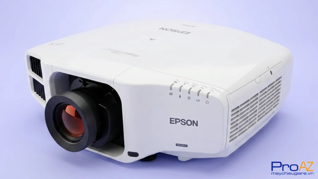 Epson EB-G7200W là lựa chọn hàng đầu cho các không gian rộng lớn như hội trường, khán phòng, đảm bảo chất lượng hình ảnh đồng nhất tại mọi vị trí.