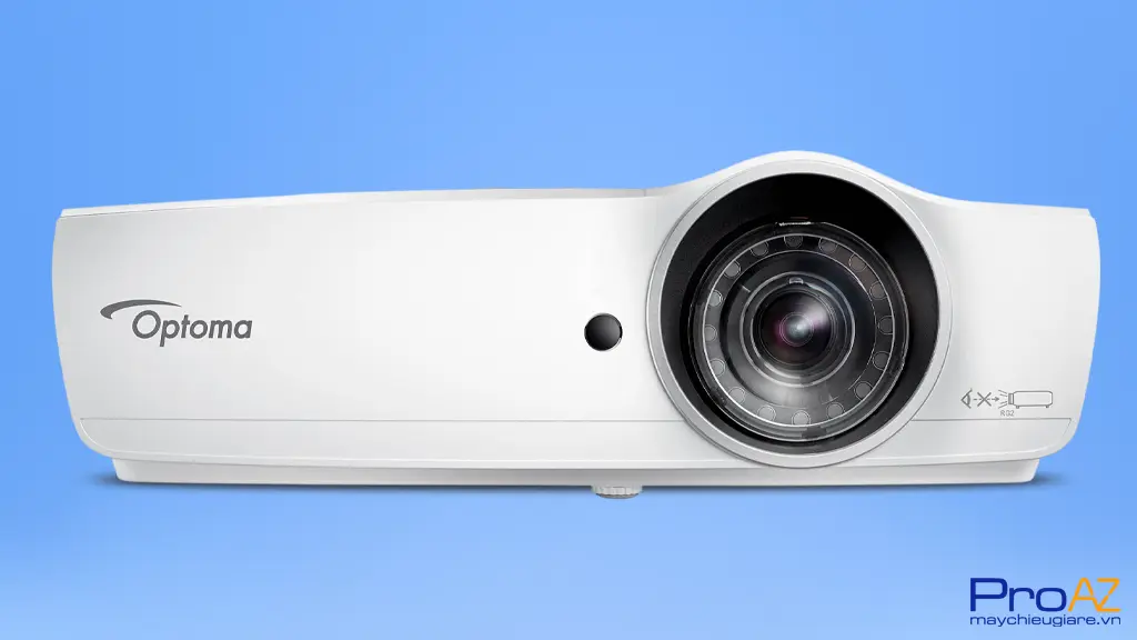 Mặt trước Optoma EH460ST nổi bật với thấu kính lồi đặc trưng của dòng máy chiếu gần, cho phép phóng ảnh lớn ở cự ly ngắn.