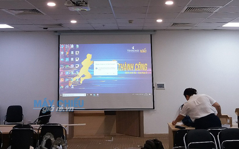 Lắp đặt máy chiếu Epson EB-2042 cho phòng họp tại VinCity Hà Nội
