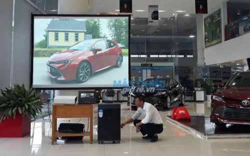 VNPC cho thuê bộ máy chiếu độ sáng cao, màn chiếu và loa tại cửa hàng Toyota