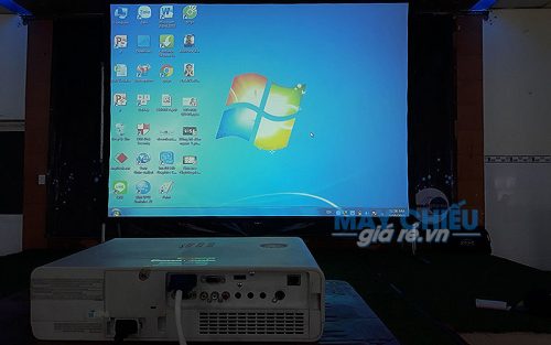 Bộ máy chiếu và màn khung kích thước lớn phục vụ hội thảo cung cấp bởi VNPC