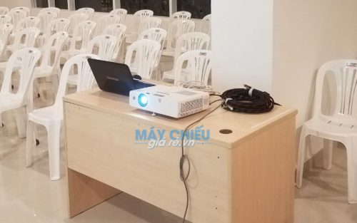 Máy chiếu cho thuê có cổng kết nối máy tính, latop, macbook