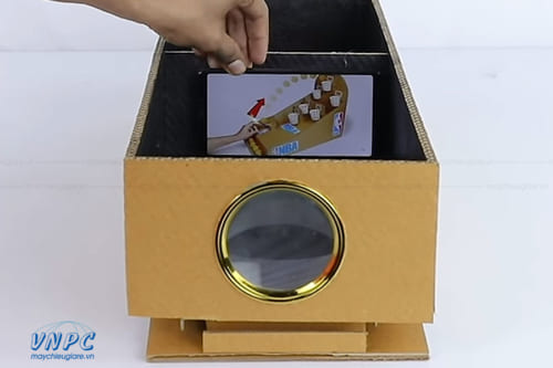 Dùng điện thoại làm máy chiếu bằng hộp carton và kính lúp