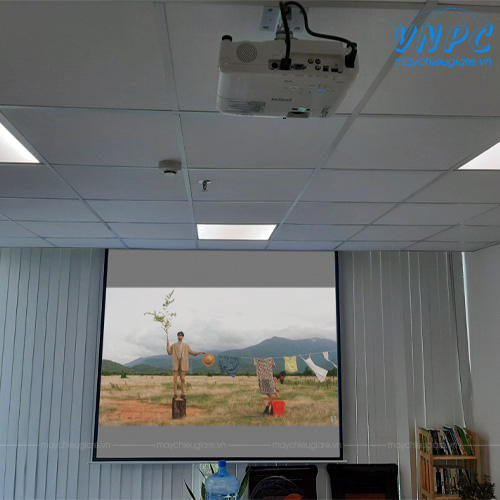 Lắp đặt máy chiếu Epson EB-X41 sử dụng hội họp tại văn phòng công ty