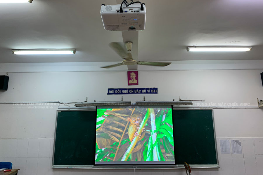 Lắp máy chiếu Epson EB-X06 phục vụ giảng dạy